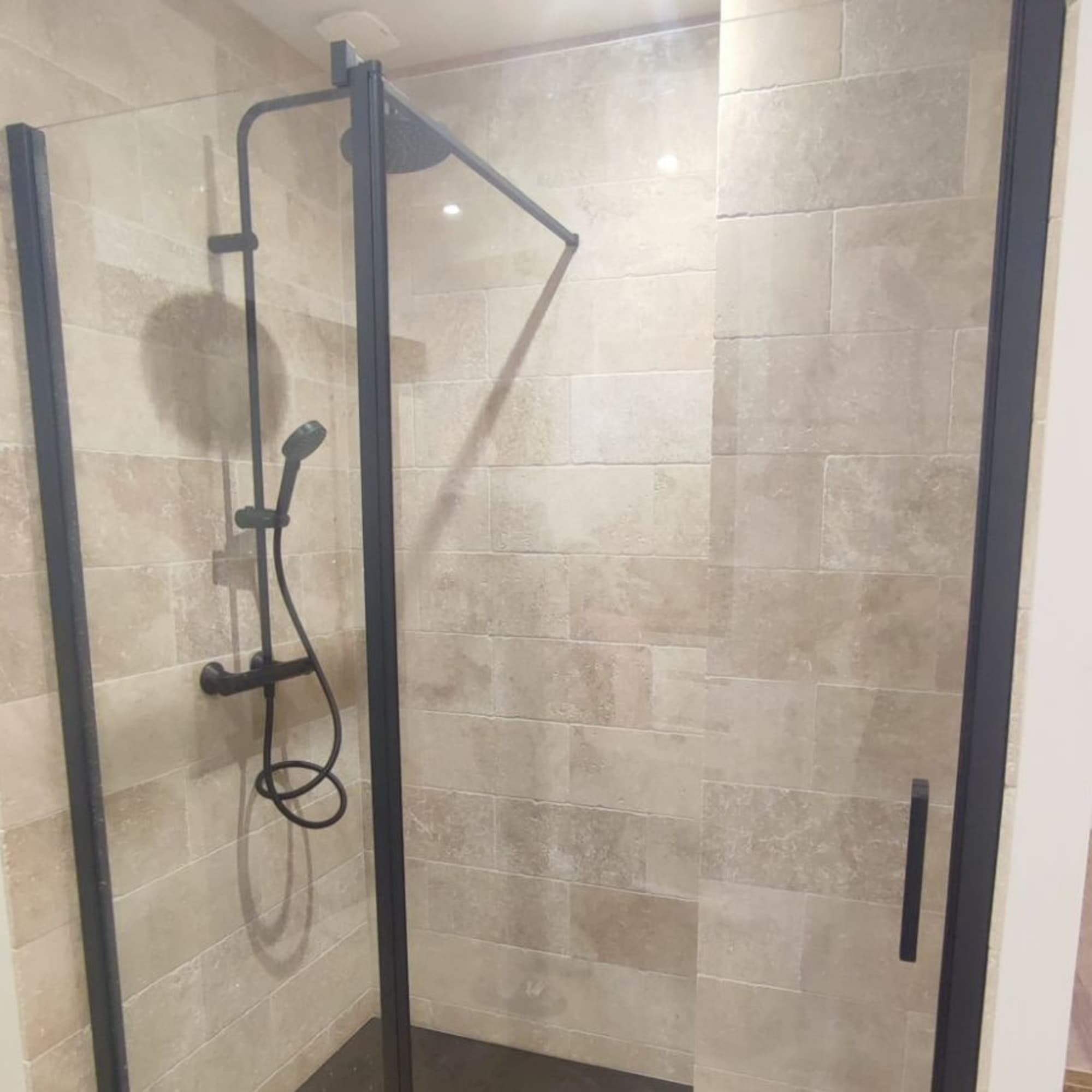 Douche chaleureuse en travertin beige